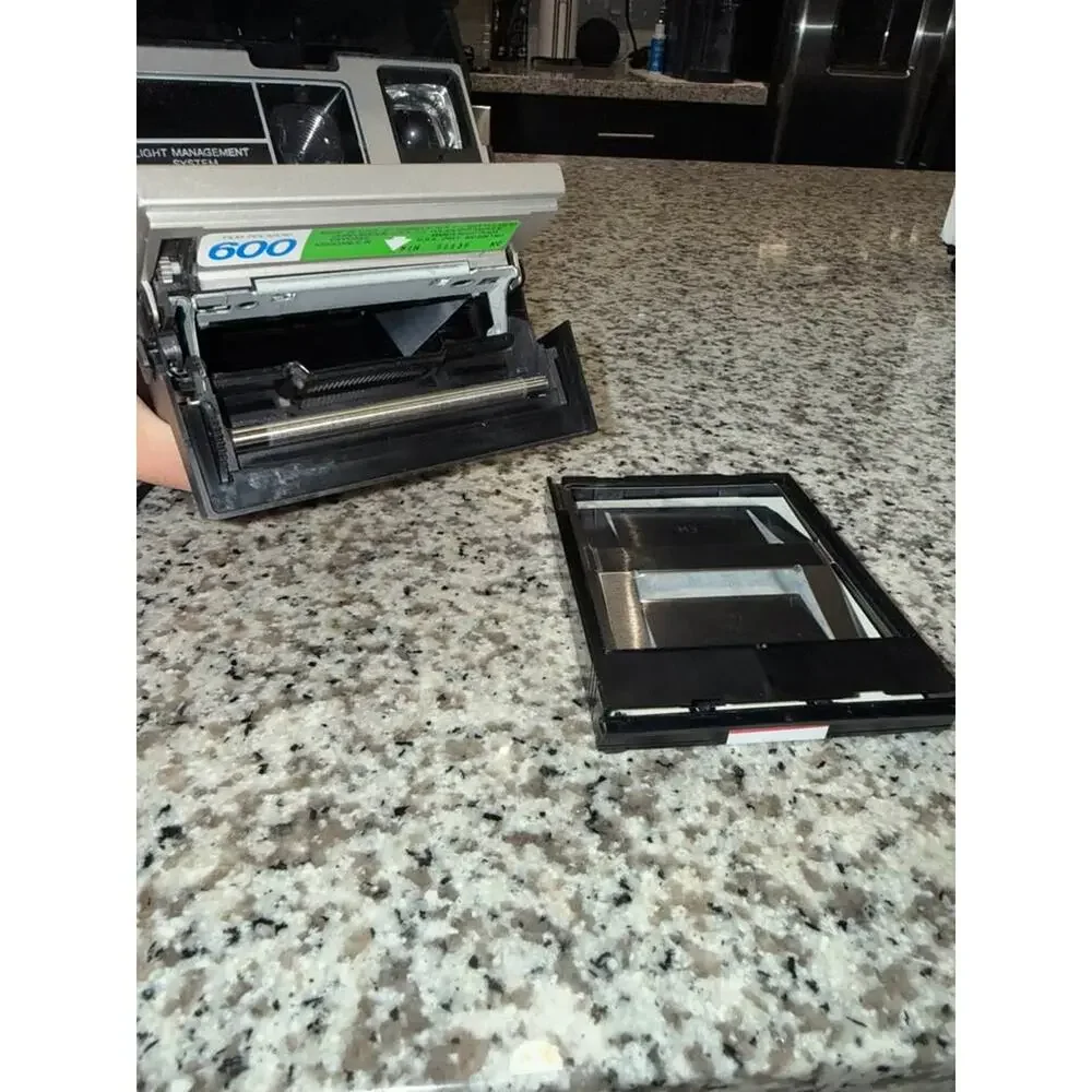 Vintage 1980's Polaroid Sun 600 LMS Light Instant Camera w original instructions